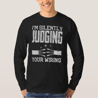 Der Elektriker beurteilt Ihre Drahtgrafik ruhig. T-Shirt