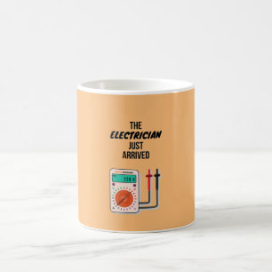Der Elektriker hat gerade Geschenke für den Elekt Kaffeetasse