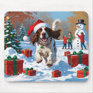 Der englische Setter läuft im Schnee mit Weihnacht Mousepad