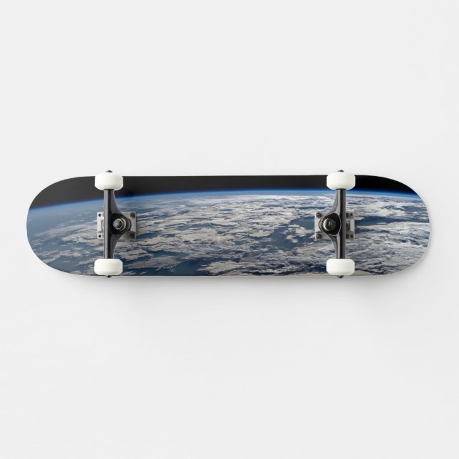Der Erdwall über einem bewölkten Western Australie Skateboard (Horizontal)