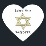 Der erste Pessach des Babys Herz-Aufkleber<br><div class="desc">Feiern Sie den ersten Babypassover mit jüdischen Stern- und Mathematikgeschenken für den jüdischen Urlaub und Babykleidung für den Seder.</div>