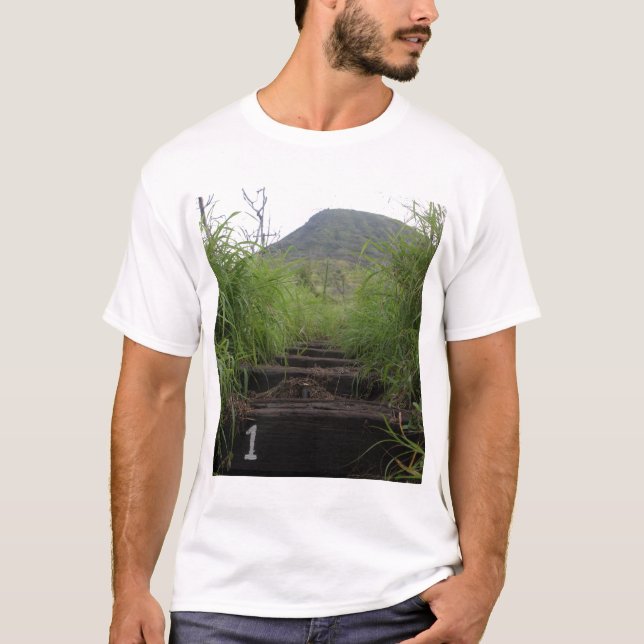 Der erste Schritt lädt zum Wandern ein T-Shirt (Vorderseite)