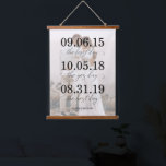 Der erste Tag, der Ja-Tag, das beste Tag-Foto Wandteppich Mit Holzrahmen<br><div class="desc">Modernes und elegantes Design gedruckt The First Day,  The Yes Day,  The Best Day Wedding Foto Hanging Tapestry,  die an Ihren Text angepasst werden kann. Karo im Grafikdesign-Store für andere Produkte,  die diesem Design entsprechen!</div>