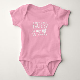Der erste Valentinstag Papa ist mein Valentinstag Baby Strampler