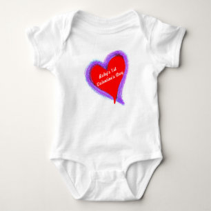 Der erste Valentinstag-rotes doppeltes Herz des Baby Strampler