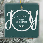 Der erste Weihnachtsweihnachtsweih des Babys - Ind Keramikornament<br><div class="desc">Dieses Sake Baby's First Christmas Ornament ist mit dem Wort JOY in stilvoller Schrift Typografie auf einem grünen Hintergrund dekoriert. Einfach anpassbar.</div>