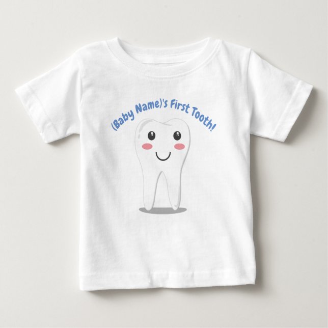 Der erste Zahn des personalisierten Babys Baby T-shirt (Vorderseite)