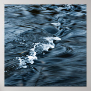 Der ewige Fluss: Eine Studie über tiefe blaue Strö Poster