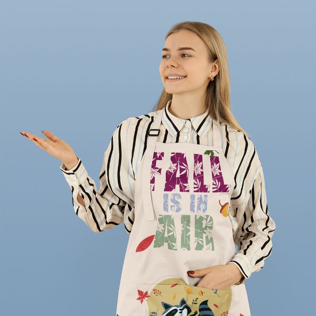 Der Fall ist in Luft mit schwindendem Raccoon Schürze (Fall Is In Air With Swinging Raccoon Apron)