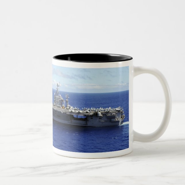 Der Flugzeugträger USS Abraham Lincoln 2 Zweifarbige Tasse (Rechts)