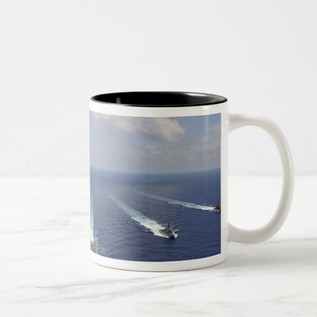 Der Flugzeugträger USS Abraham Lincoln Zweifarbige Tasse (Rechts)