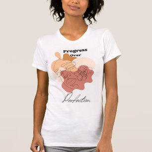 Der Fortschritt moderner schicker Frauen bei der P T-Shirt