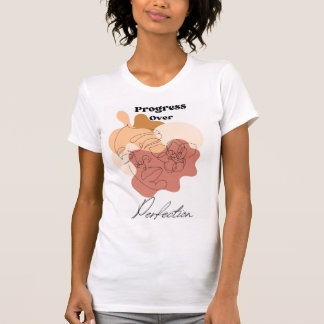 Der Fortschritt moderner schicker Frauen bei der P T-Shirt