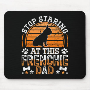 Der französische Bulldog hält an diesem französisc Mousepad