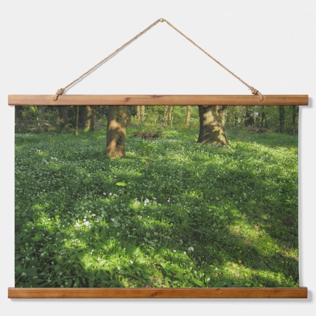 Der Frühling im Wald Wandteppich Mit Holzrahmen (Vorne)