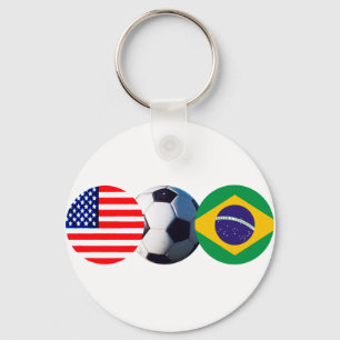 Der Fußball-Ball in Brasilien und die USA Flaggen Schlüsselanhänger