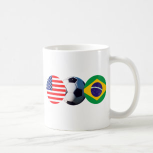 Der Fußball-Ball in Brasilien und die USA Flaggen Tasse