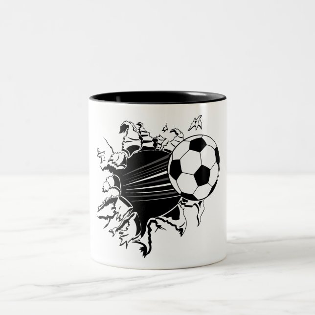 Der Fußballball bricht aus Zweifarbige Tasse (Mittel)