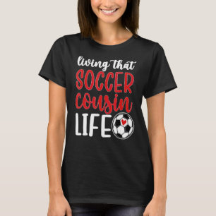 Der Fußballspieler Cousi, der den Cousin Life Socc T-Shirt