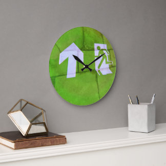 Der Fußboden führt den Weg. Große Wanduhr