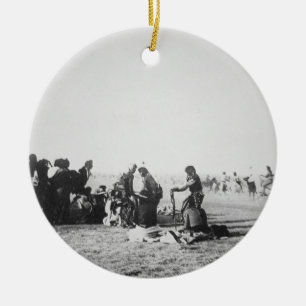 Der Geist-Tanz, South Dakota, 1890 (b/w Foto) Keramikornament
