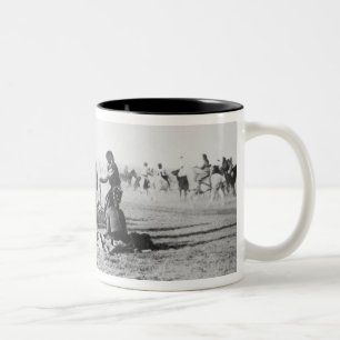 Der Geist-Tanz, South Dakota, 1890 (b/w Foto) Zweifarbige Tasse