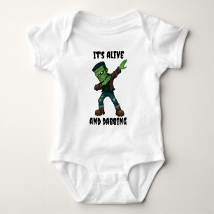 Der genähte Monster ist am Leben und dabbt zu Hall Baby Strampler