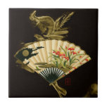 Der gequälte Orientalische Lüfter mit Blumendesign Fliese<br><div class="desc">Gemälde eines gekrönten orientalischen Ventilators mit Blumenmotiv. Der schwarze Hintergrund lasse die Farben auf dem Lüfter-Pop des Drucks. Hang das an deine Wand und genieße es!</div>