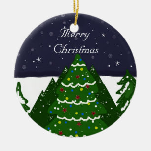 Der geschmückte Baum strahlt in einer Winternacht Keramikornament