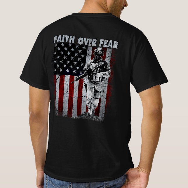 Der Glaube an die Angst der amerikanischen Fahne S T-Shirt (Rückseite)