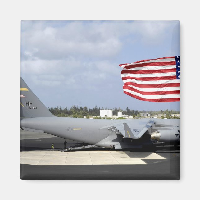 Der Globemaster III der C-17 sitzt auf der Fluglin Magnet (Vorne)