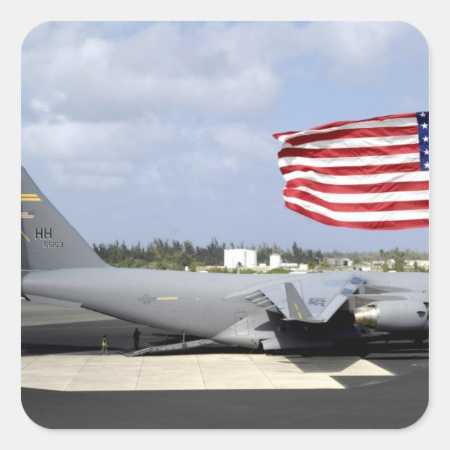 Der Globemaster III der C-17 sitzt auf der Fluglin Quadratischer Aufkleber (Vorderseite)