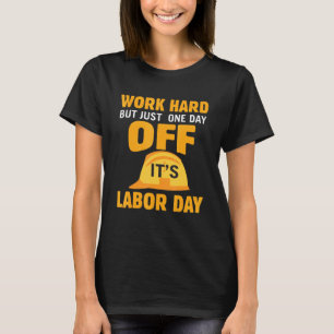 Der glückliche Arbeitstag erledigt hart, aber nur T-Shirt