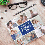 Der glückliche Vatertag | Custom Foto Family Colla Mousepad<br><div class="desc">Zeigen Sie Ihrem phantastischen Vater, wie wunderbar er ist mit unserem maßgeschneiderten "Happy Vatertag" Foto Collage Maus-Pad. Das Design bietet "Happy Vatertag" in einer lustigen stylischen Typografie mit einem lustigen Schnurrbart in das Design integriert. Passen Sie sich mit Ihren eigenen Fotos an. Es schafft ein wirklich einzigartiges personalisiertes Geschenk für...</div>