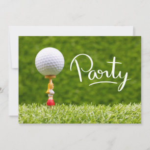 Der Golfball ist auf grünem Grasboden gespielt Einladung