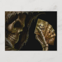 Der grimmige Sensenmann spielt Karten mit der Hand