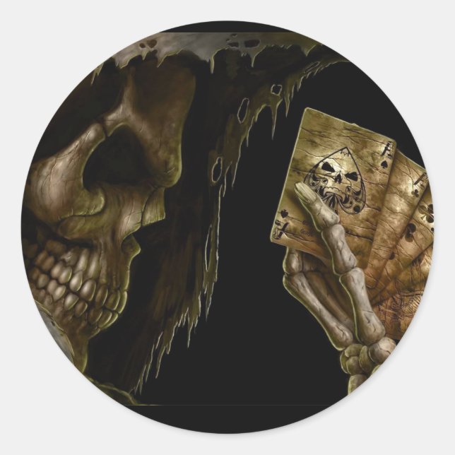 Der grimmige Sensenmann spielt Karten mit der Hand Runder Aufkleber (Vorderseite)