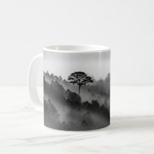 Der große Baum im Pinienwald im Nebelwald Kaffeetasse
