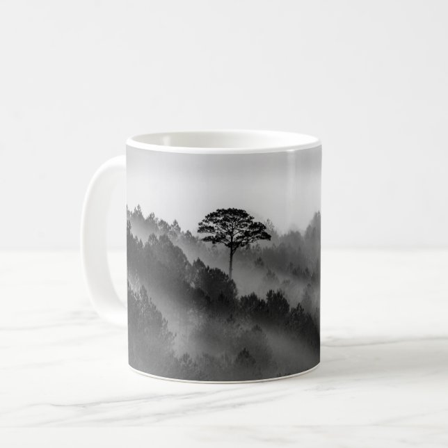 Der große Baum im Pinienwald im Nebelwald Kaffeetasse (Vorderseite Links)