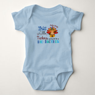 Der große Bruder, der die Türkei verkündet. Baby Strampler