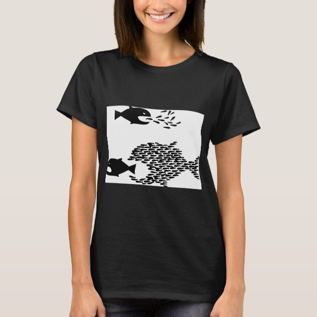Der große Fisch frisst den kleinen T-Shirt (Vorderseite)