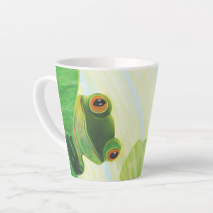 Der große mit Augen grüne Frosch hinter dem Lilien Milchtasse