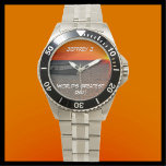 Der größte Vater der Welt, Fischerboot, Name Wrist Armbanduhr<br><div class="desc">Diese Armbanduhr mit ihrem einzigartigen Foto und dem Edelstahlband ist ein tolles Geschenk für Ihren Vater. Das Uhrengesicht ist ein dramatisches Sonnenuntergang-Foto mit einem lebhaften Orangenhimmel und Silhouette eines Fischerbootes. Text ist "Der größte Vater der Welt!" und ein Name, aber man kann ihn leicht ändern. Es gibt auch Grußkarten und...</div>