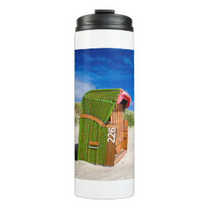 Der grüne Strandstuhl in der Nordsee Thermosbecher