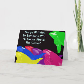 Der grüne Wal von Orca liegt über der Menschenmeng Karte