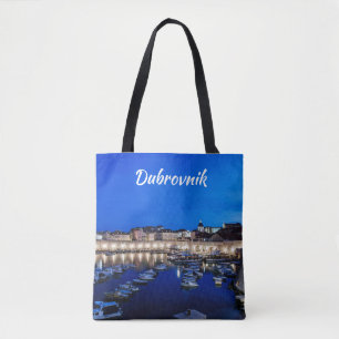 Der Hafen von Dubrovnik und die nachts beleuchtete