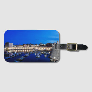 Der Hafen von Dubrovnik und die nachts beleuchtete Gepäckanhänger