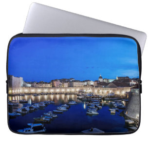Der Hafen von Dubrovnik und die nachts beleuchtete Laptopschutzhülle