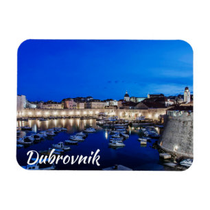 Der Hafen von Dubrovnik und die nachts beleuchtete Magnet