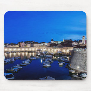 Der Hafen von Dubrovnik und die nachts beleuchtete Mousepad